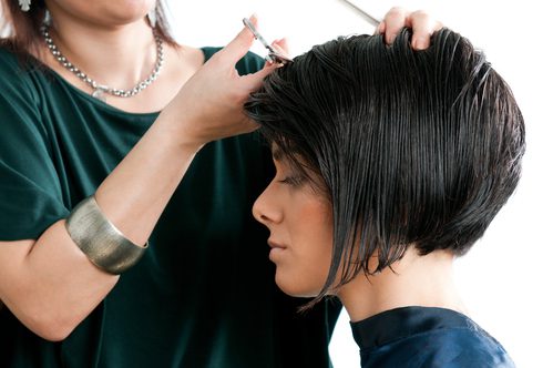 coupe-cheveux-courts-femme-coiffeur-main-13586133
